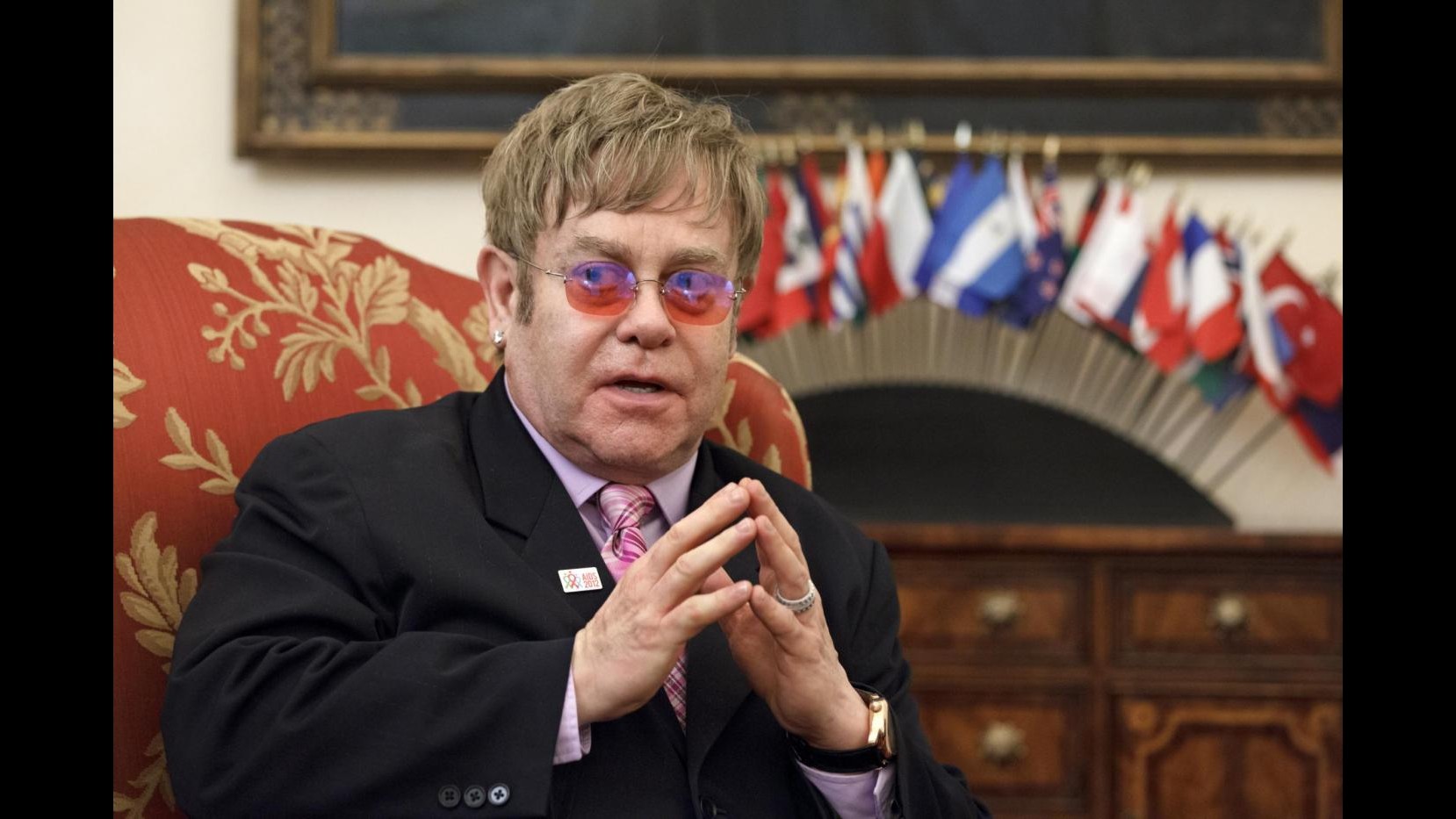 Elton John contro Madonna: Sembra una spoglierellista da fiera