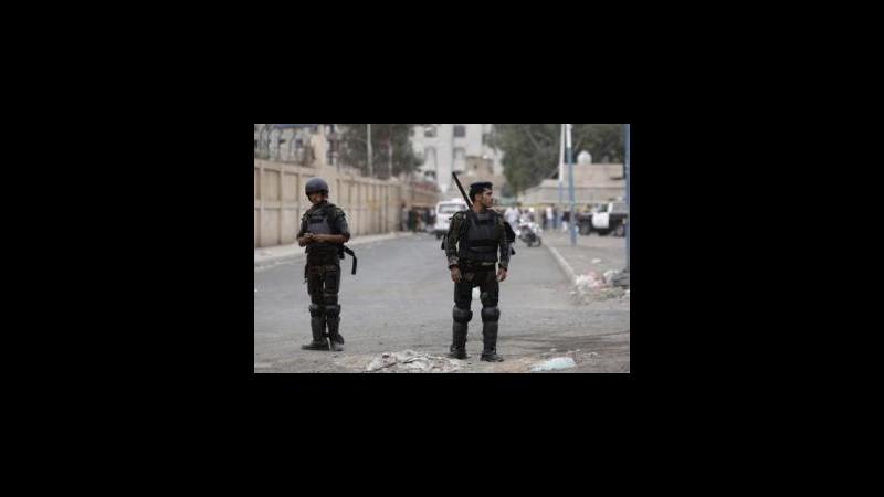 Yemen, kamikaze a Jaar: 30 morti, ferito capo di forze anti al-Qaeda