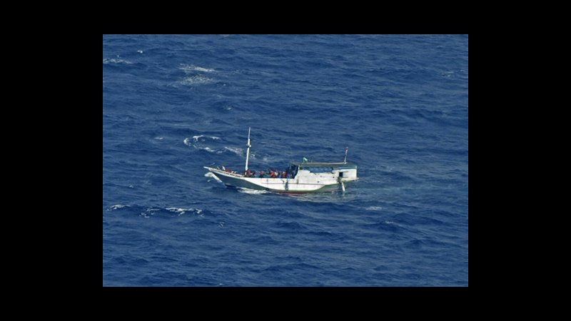 Affonda nave migranti in acque Giava. Salvati 55, a bordo erano 150