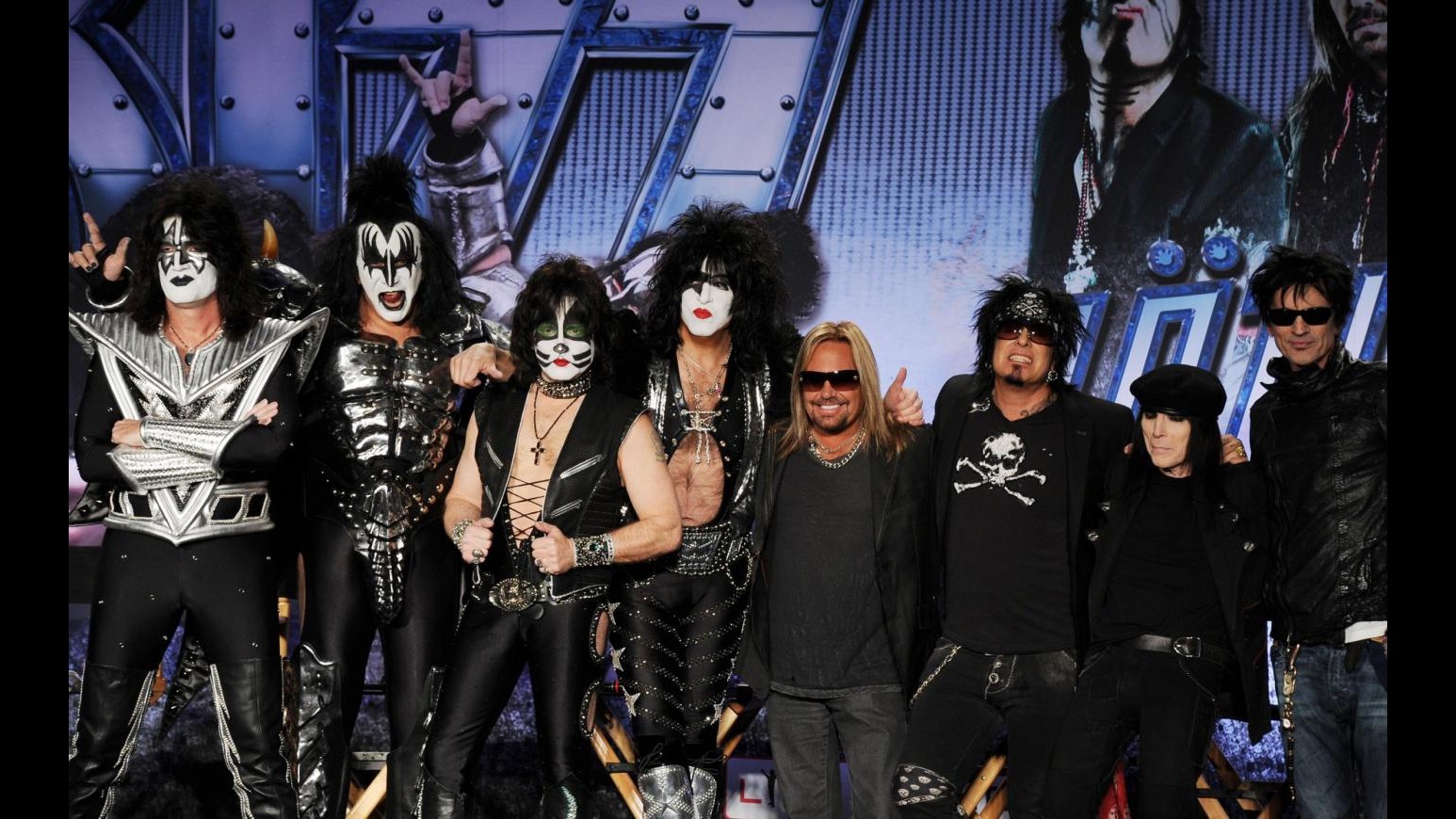 Kiss e Motley Crue donano 100mila dollari a vittime sparatoria Denver