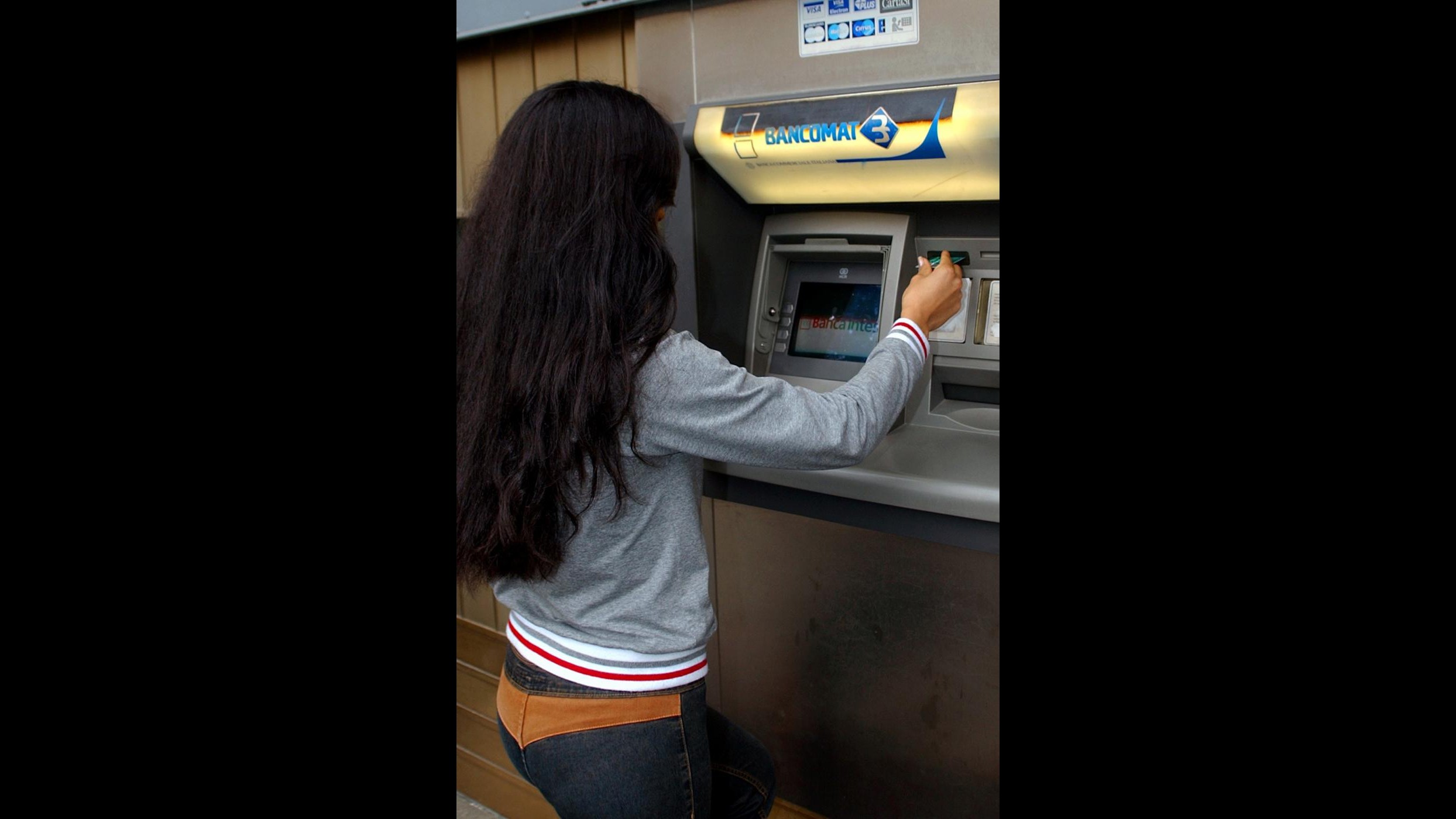 Milano, scoperta organizzazione internazionale di ladri di bancomat
