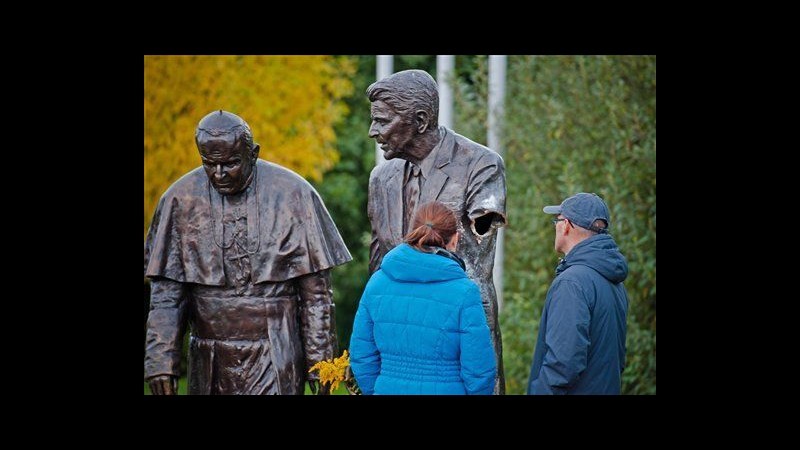 Polonia, tagliato braccio a statua di Reagan: danni per 24mila euro