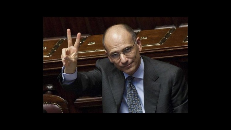 Letta incassa il doppio sì. Pdl spaccato. Il monito di Napolitano: Stop gioco al massacro