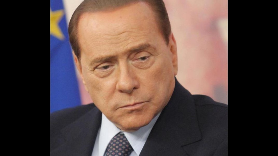 Governo, Berlusconi contestato dai passanti quando lascia Palazzo Madama