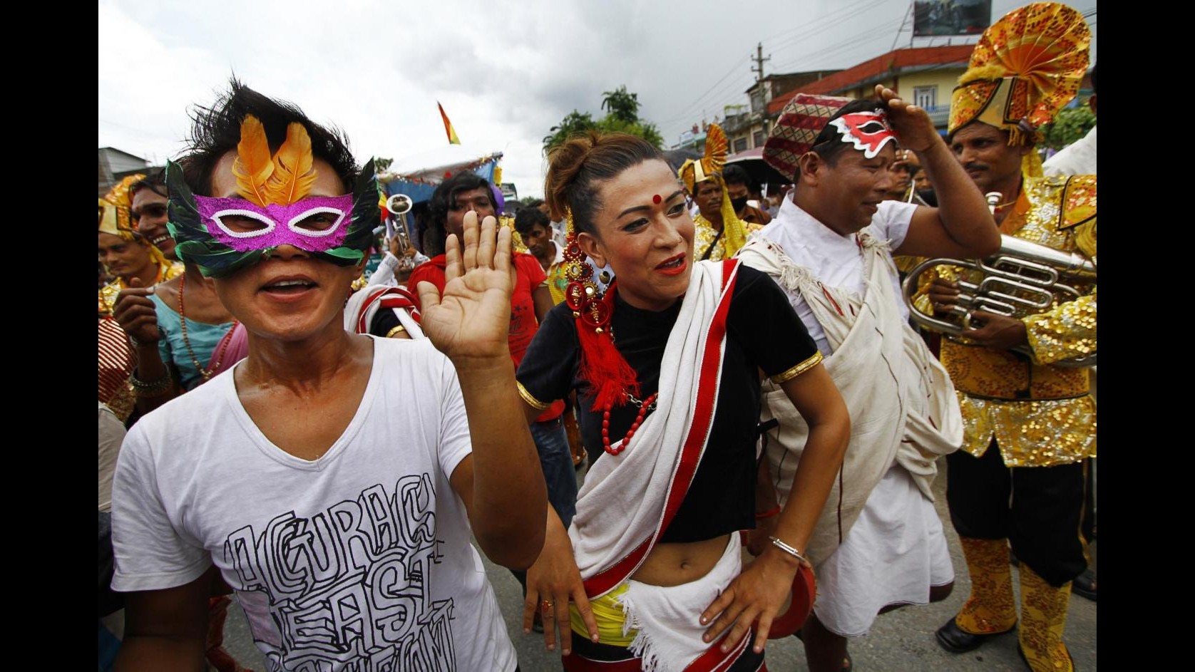 Nepal, sfilata gay a Pokhara per chiedere riconoscimento diritti