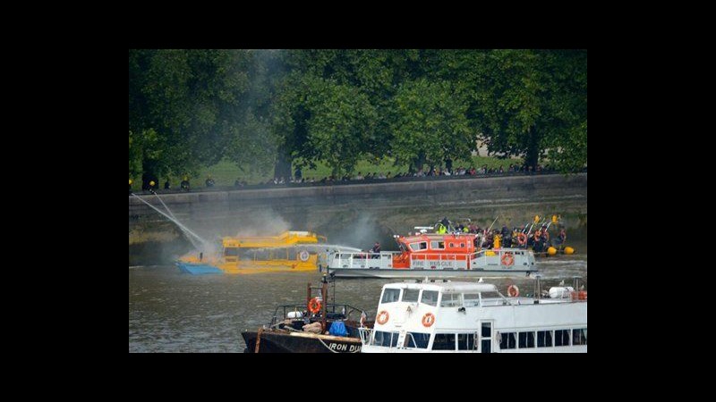 Londra, dopo incendio mezzo anfibio nel Tamigi sospese gite Duck Tour