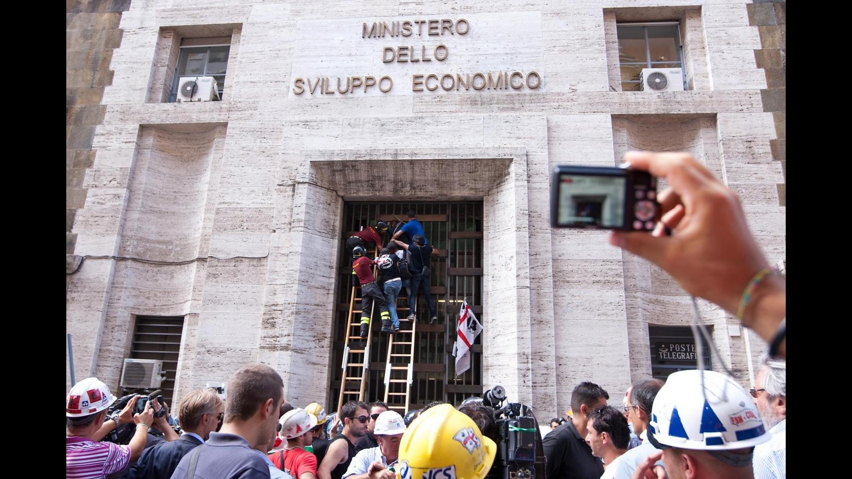 Alcoa, concluso il vertice: Governo soddisfatto, sindacati no