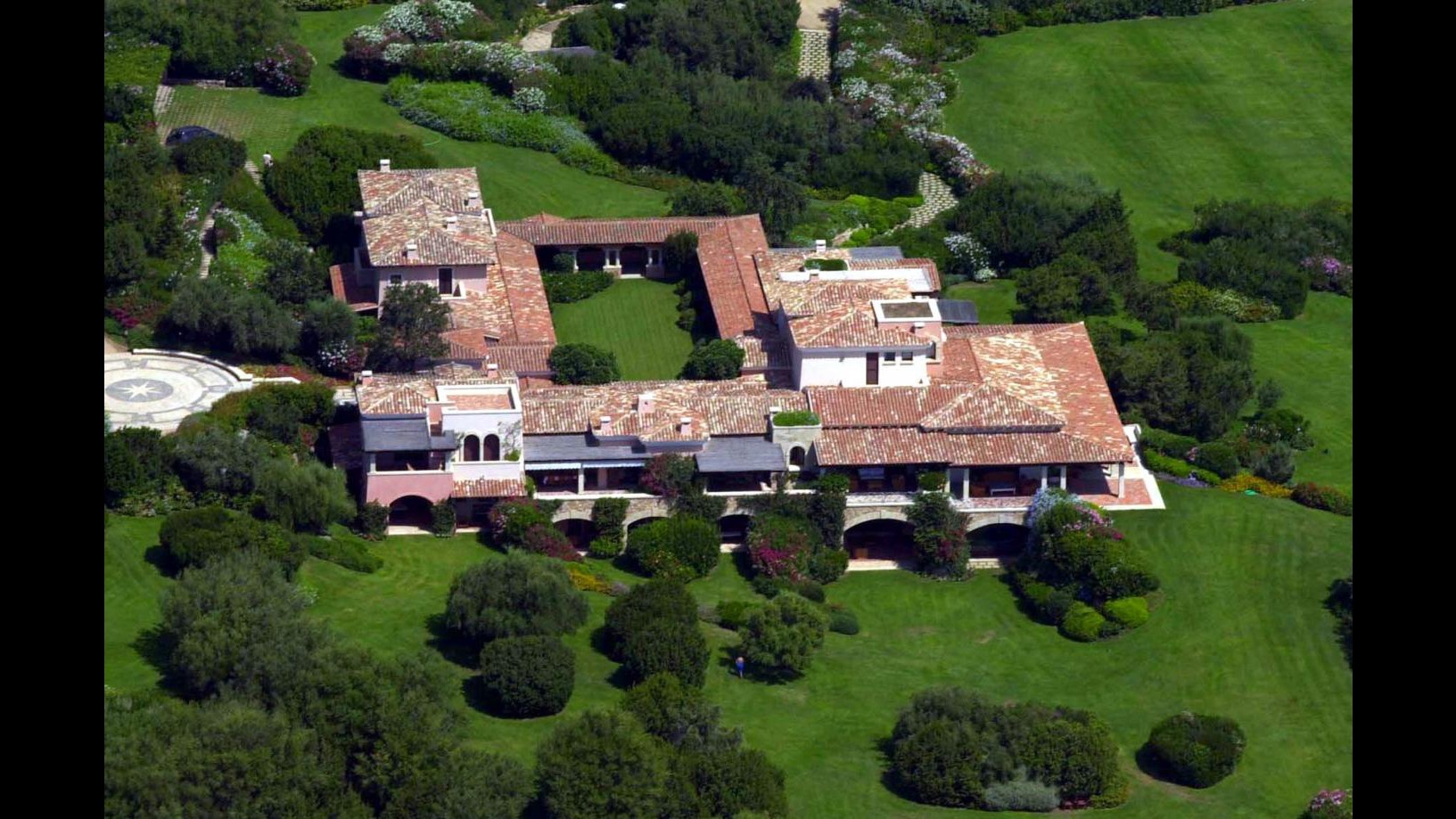 Rovinosa caduta per Berlusconi a villa Certosa, spalla e polso lussati