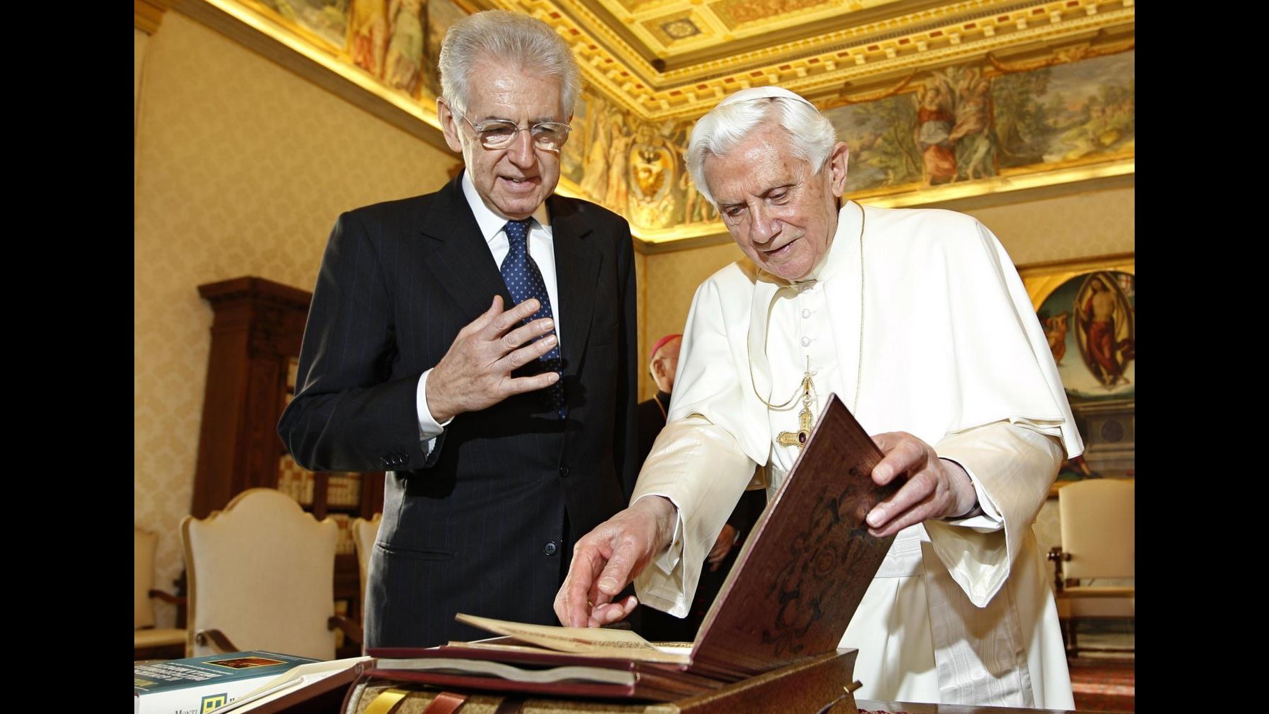 Benedetto XVI: Politici agiscano sempre con onestà, integrità e amore