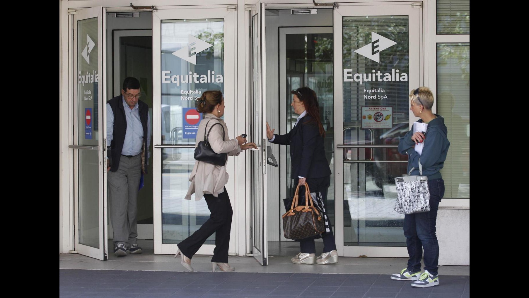 Chieti, si fingeva dipendente di Equitalia e incassava soldi in nero