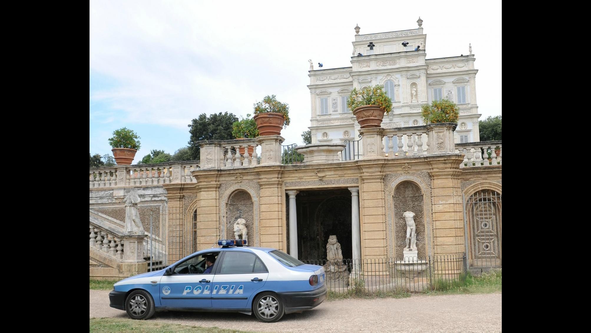 Roma, fanno sesso nudi a villa Pamphili: denunciata una coppia - LaPresse