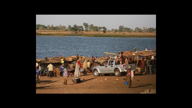 Nigeria, traghetto si ribalta su fiume Niger: 42 morti, 200 dispersi