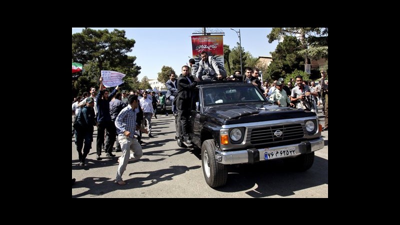 Iran, Rohani accolto da sostenitori e da proteste: lanciate scarpe
