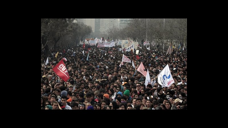 Cile, fecero spogliare studenti in protesta: sanzionati 4 poliziotti