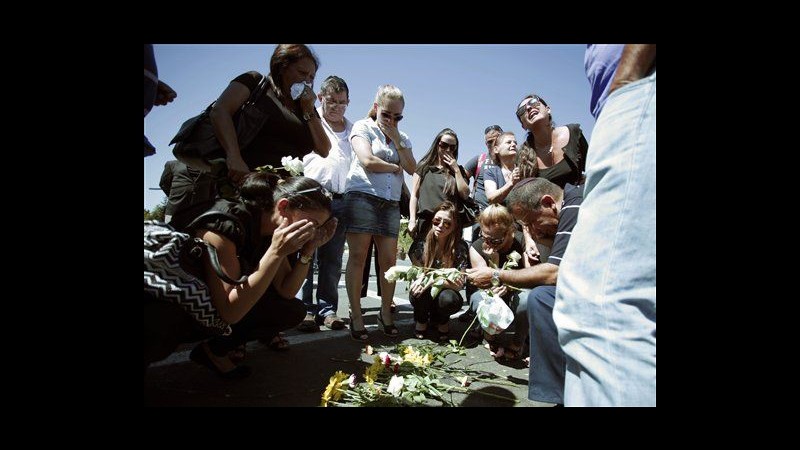 Bulgaria, parenti vittime israeliane visitano luogo attentato Burga