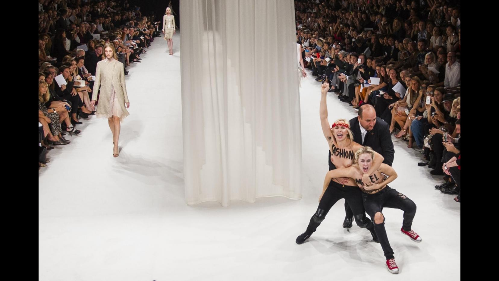Parigi fashion week, le Femen irrompono alla sfilata di Nina Ricci
