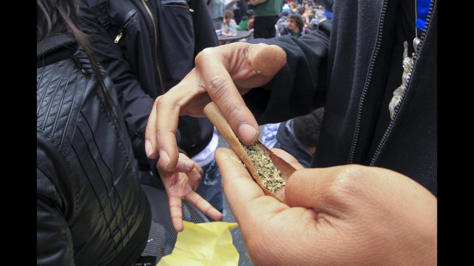 Roma, sequestrati 940 kg di marijuana nascosta in box auto, 2 arresti