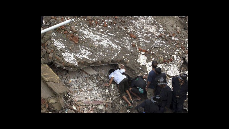 India, crolla palazzo di 5 piani a Mumbai: 3 morti. Bimbo salvato dopo 10 ore