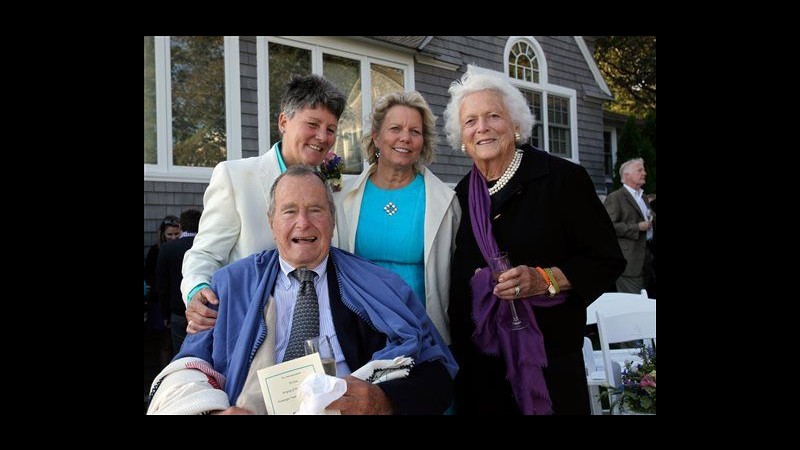 Usa, George H. W. Bush testimone a matrimonio di amiche lesbiche