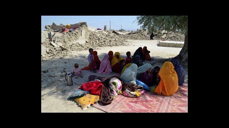Pakistan, sale a 348 morti bilancio terremoto in Belucistan