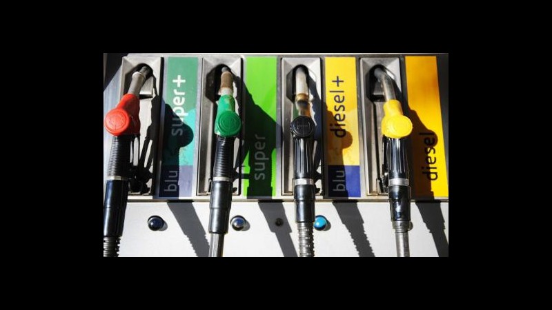 Coldiretti: Record benzina a 2,013 euro, pieno più caro di spesa