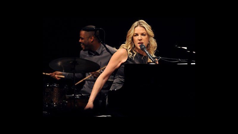 Diana Krall interpreta ‘Fly me to the Moon’ in omaggio ad Armstrong