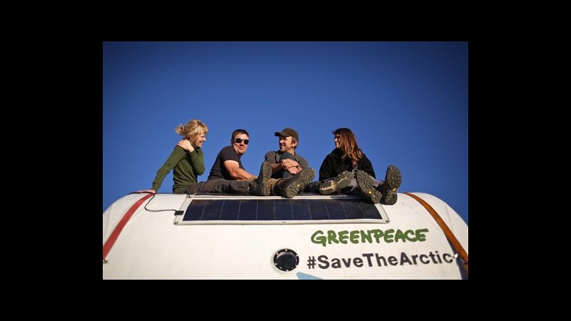 Russia, indagati per pirateria attivisti di nave Greenpeace
