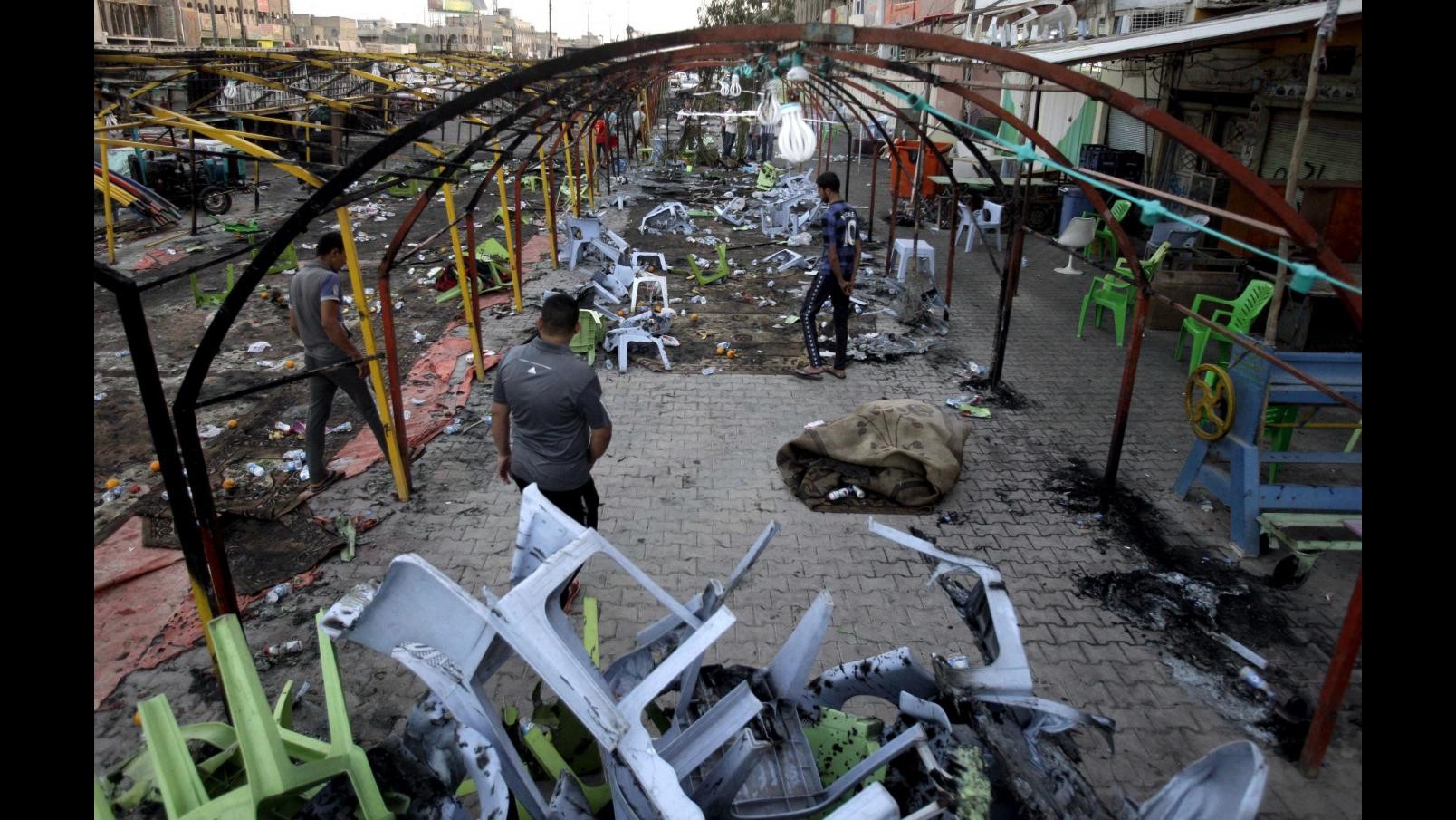 Iraq, due bombe a funerale sunnita a Baghdad: 14 morti