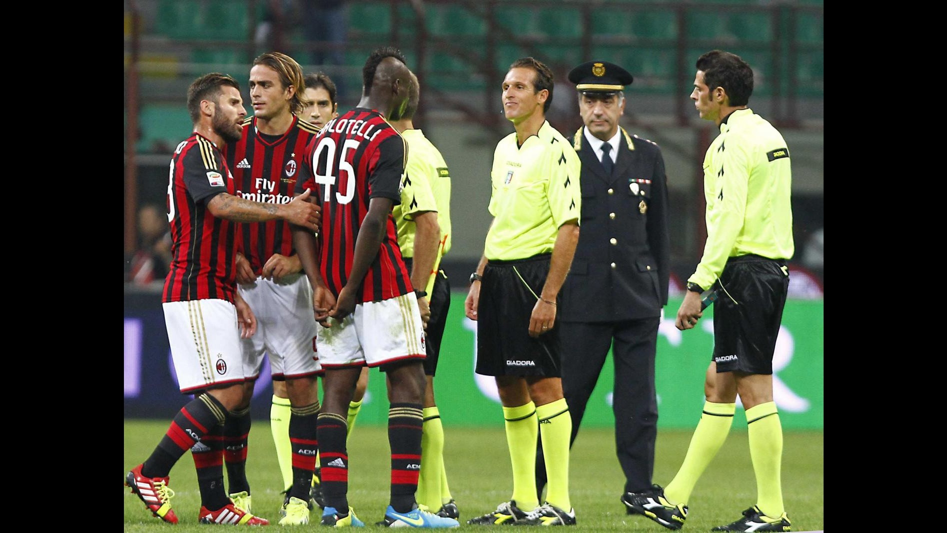 Balotelli, stop 3 giornate. Cori contro napoletani, curva Milan chiusa per un turno