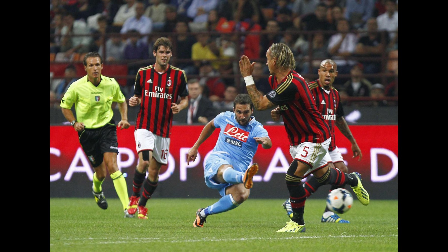 Super Napoli espugna San Siro e vola in testa con Roma, Milan a -8