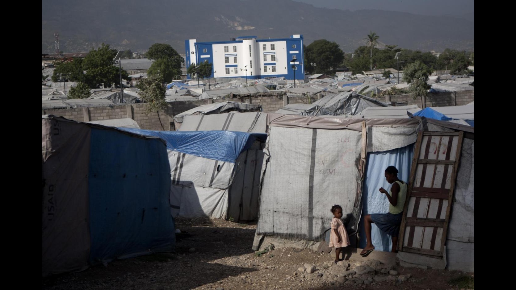 Haiti,Save the children: 400mila persone in tende, rischi per tempesta