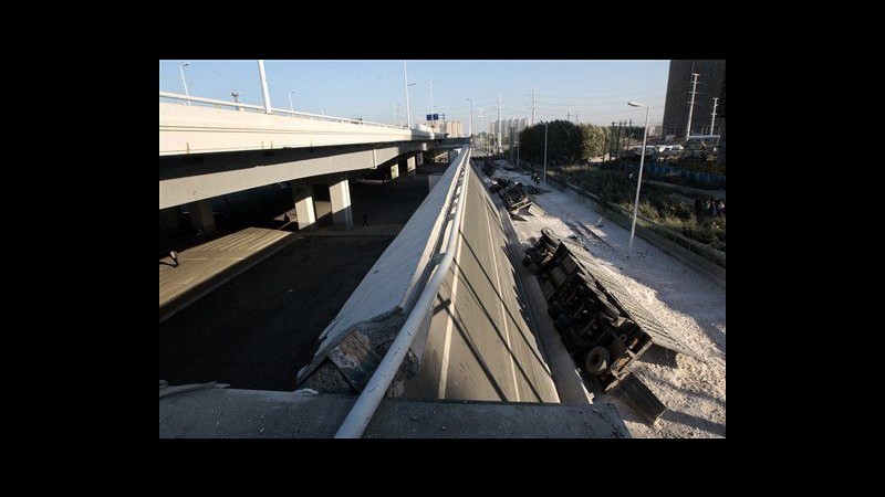 Cina, crollo ponte stradale e collisione fra treni: 3 morti