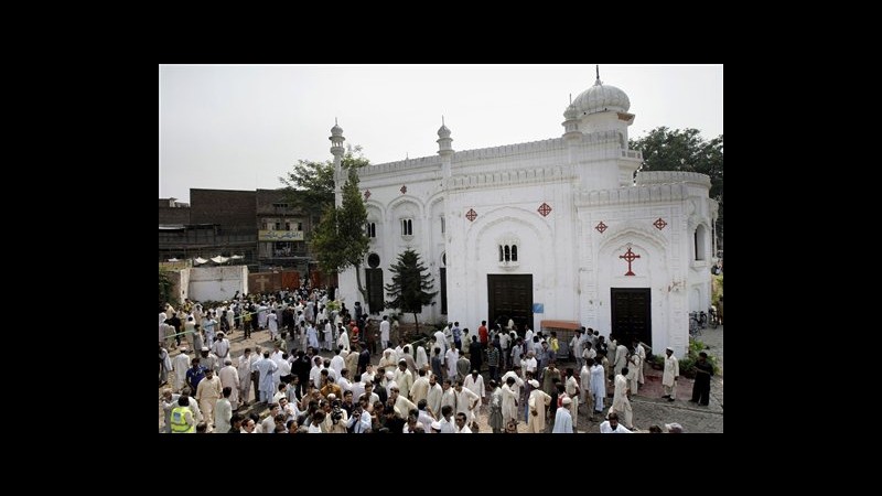 Strage di cristiani a Peshawar: kamikaze in chiesa uccidono 85 persone