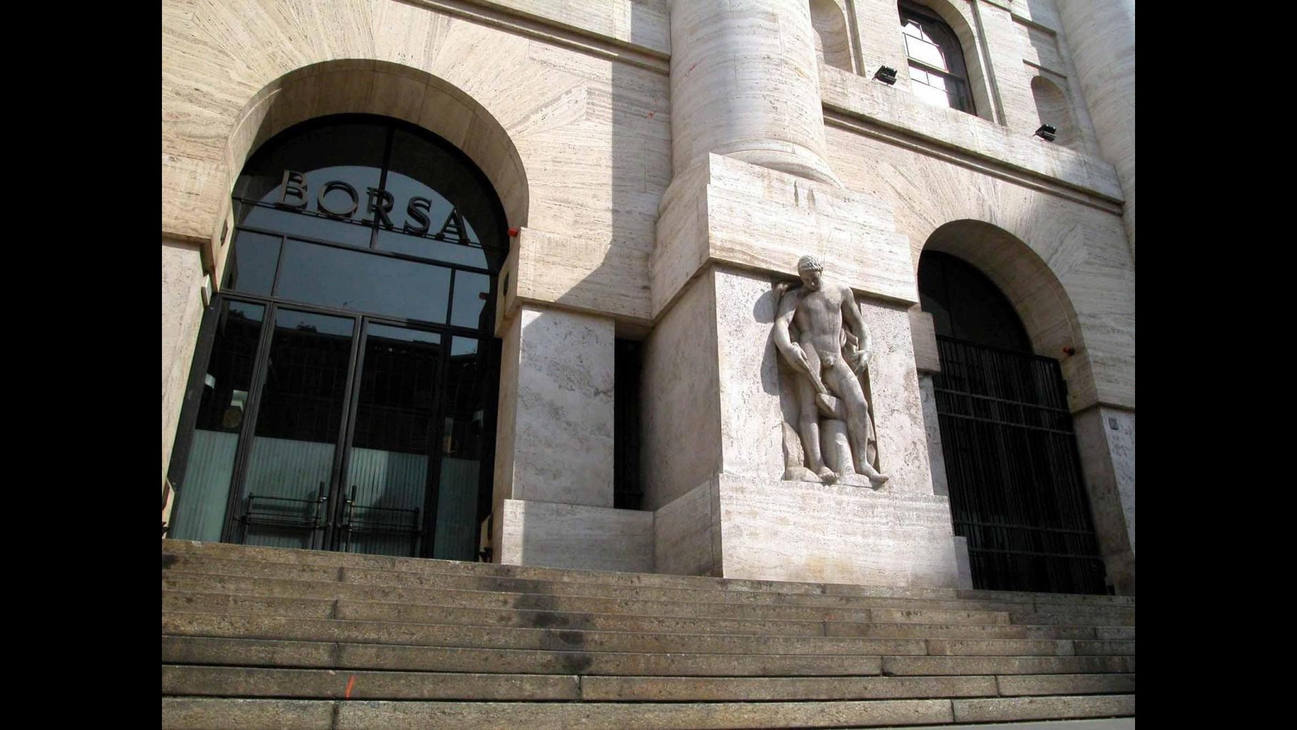 Borsa, apertura debole per Milano: spread Btp-Bund a 434 punti