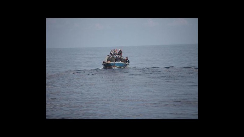 Immigrati, gommone alla deriva con 77 migranti tra cui donna incinta