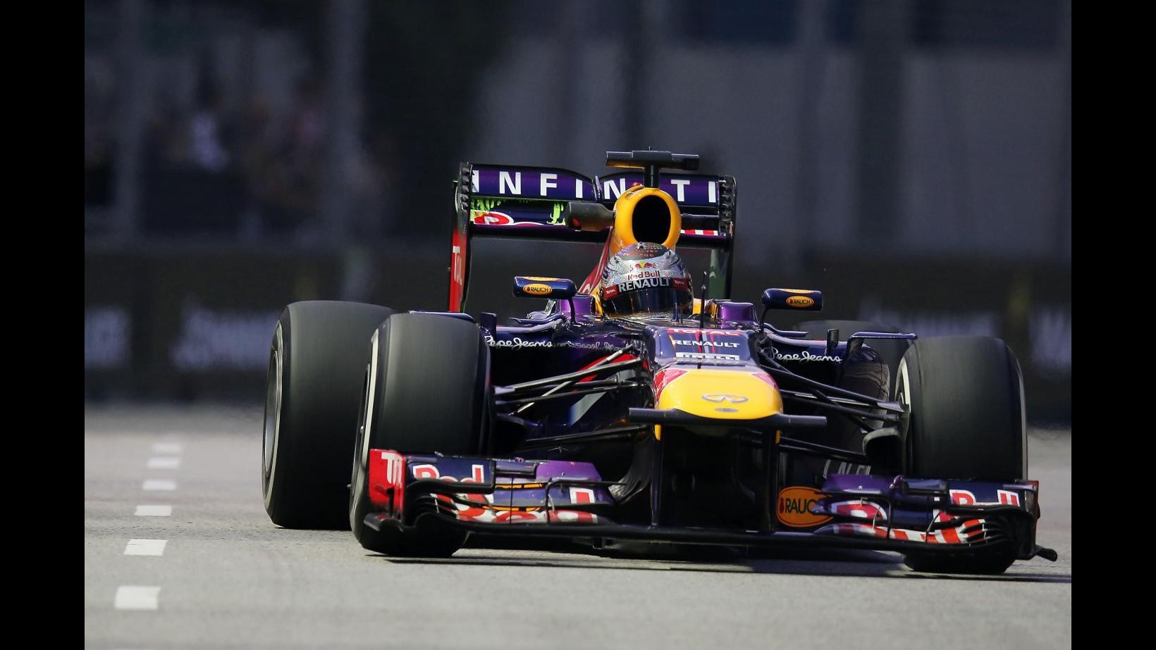 F1, Gp Singapore: Vettel in pole davanti a Rosberg. Ferrari lontane: Massa 6°, Alonso 7°