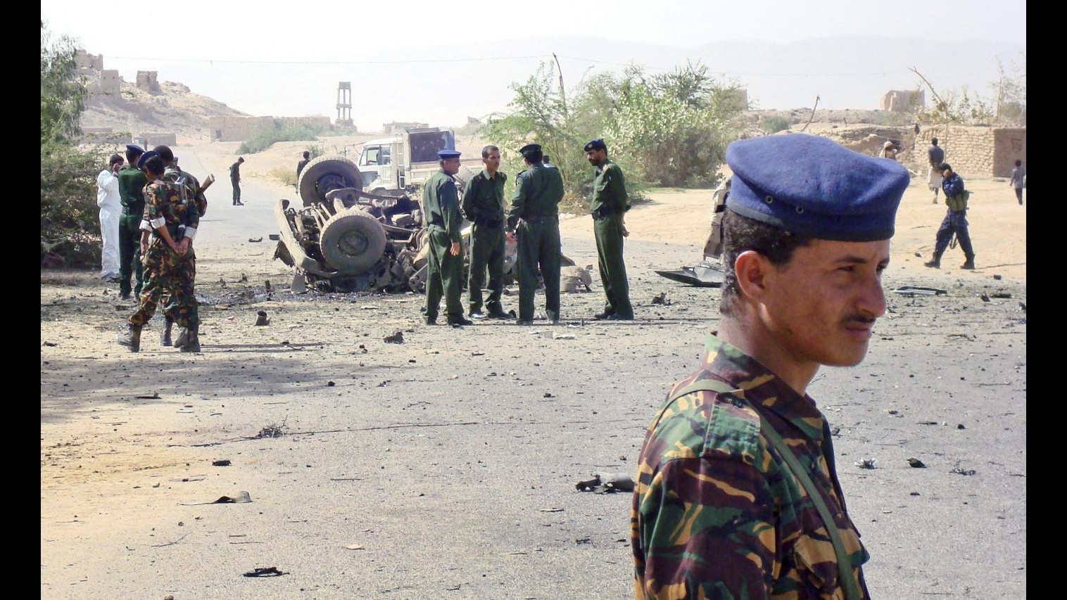 Yemen, attacchi al-Qaeda contro caserme esercito nel sud: 38 morti