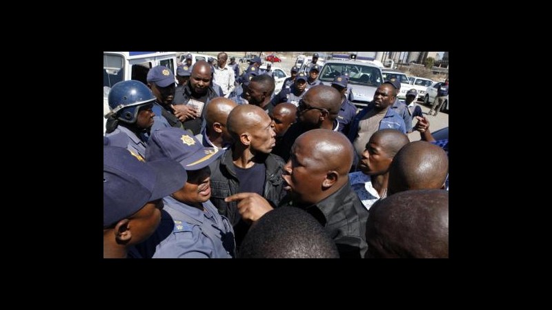 Sudafrica, rapporto: Polizia mentì su sparatoria in miniera Marikana