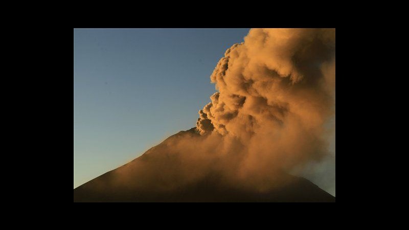 Ecuador, 110 famiglie evacuate per eruzione vulcano Tungurahua