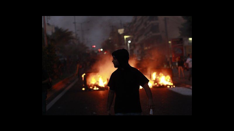 Grecia, omicidio rapper antifascista: cortei e scontri da Atene a Patrasso
