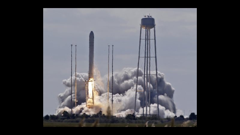 Partita verso Stazione spaziale capsula privata della compagnia Orbital