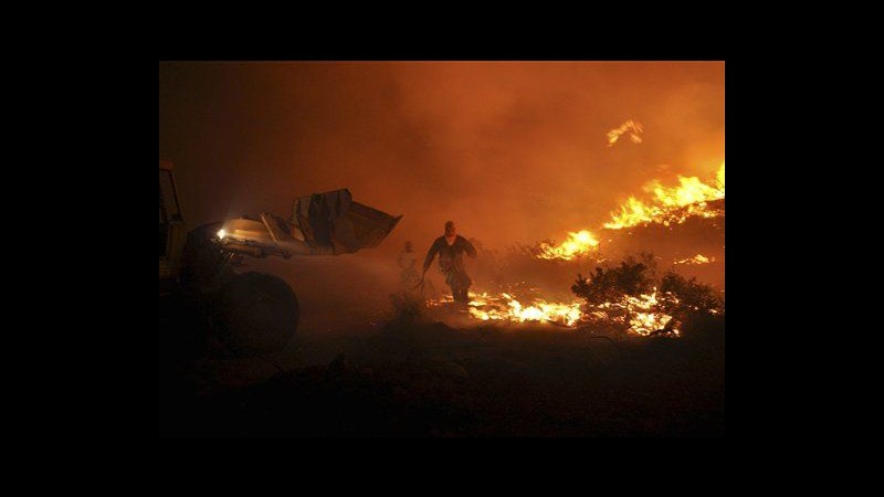 Grecia, Chio in fiamme da 4 giorni: distrutti 12mila ettari foresta