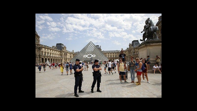 Francia, arrestati borseggiatori: derubavano turisti Louvre e Versailles