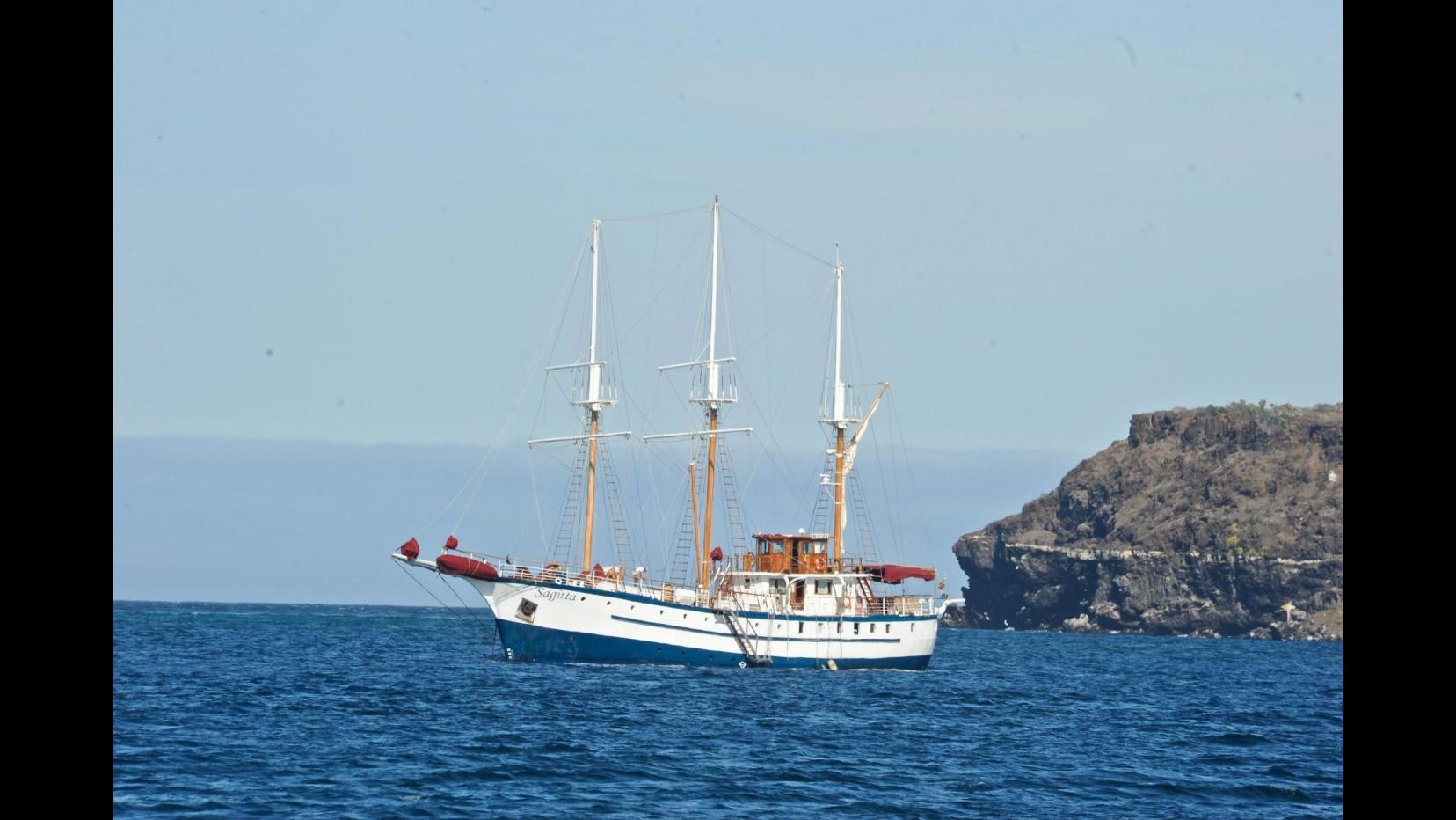 Olbia, incendio a bordo di una barca a vela con 8 persone: tutte salve