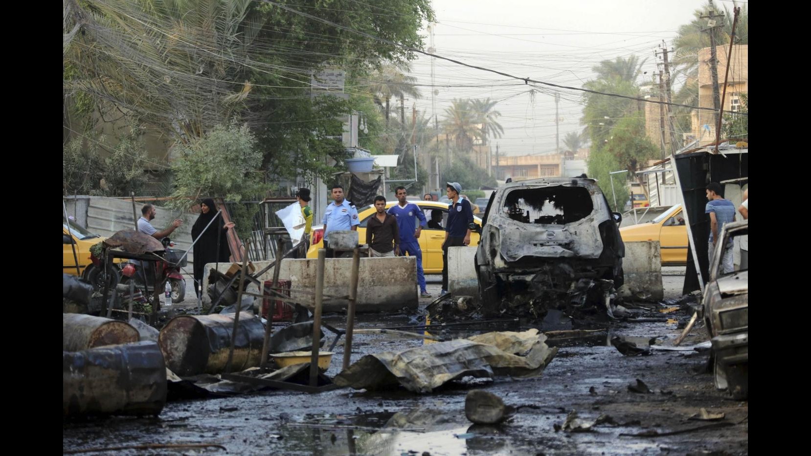 Iraq, ondata di autobombe a Baghdad: 23 morti, feriti