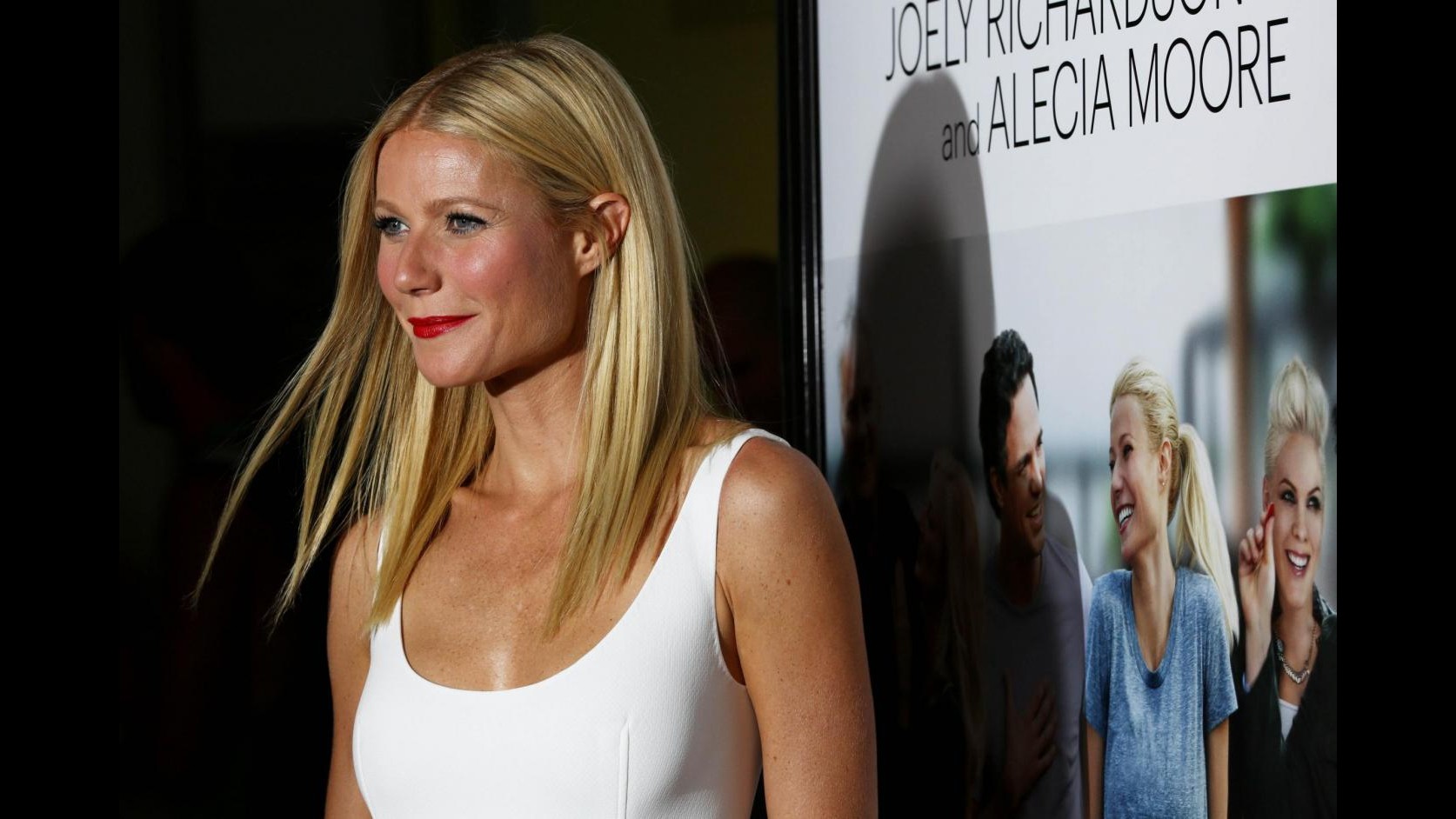 Gwyneth Paltrow algida in bianco per prima di ‘Tentazioni irresistibili’