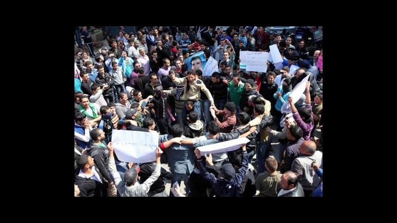 Siria, festività di fine ramadan non placa scontri: almeno 27 morti