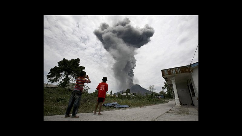 Indonesia, vulcano Sinabung erutta ancora: è seconda volta in 3 giorni