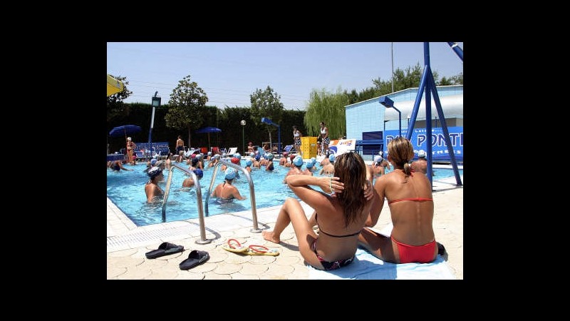 Milano, palpeggia bimba di 7 anni in piscina: arrestato 50enne