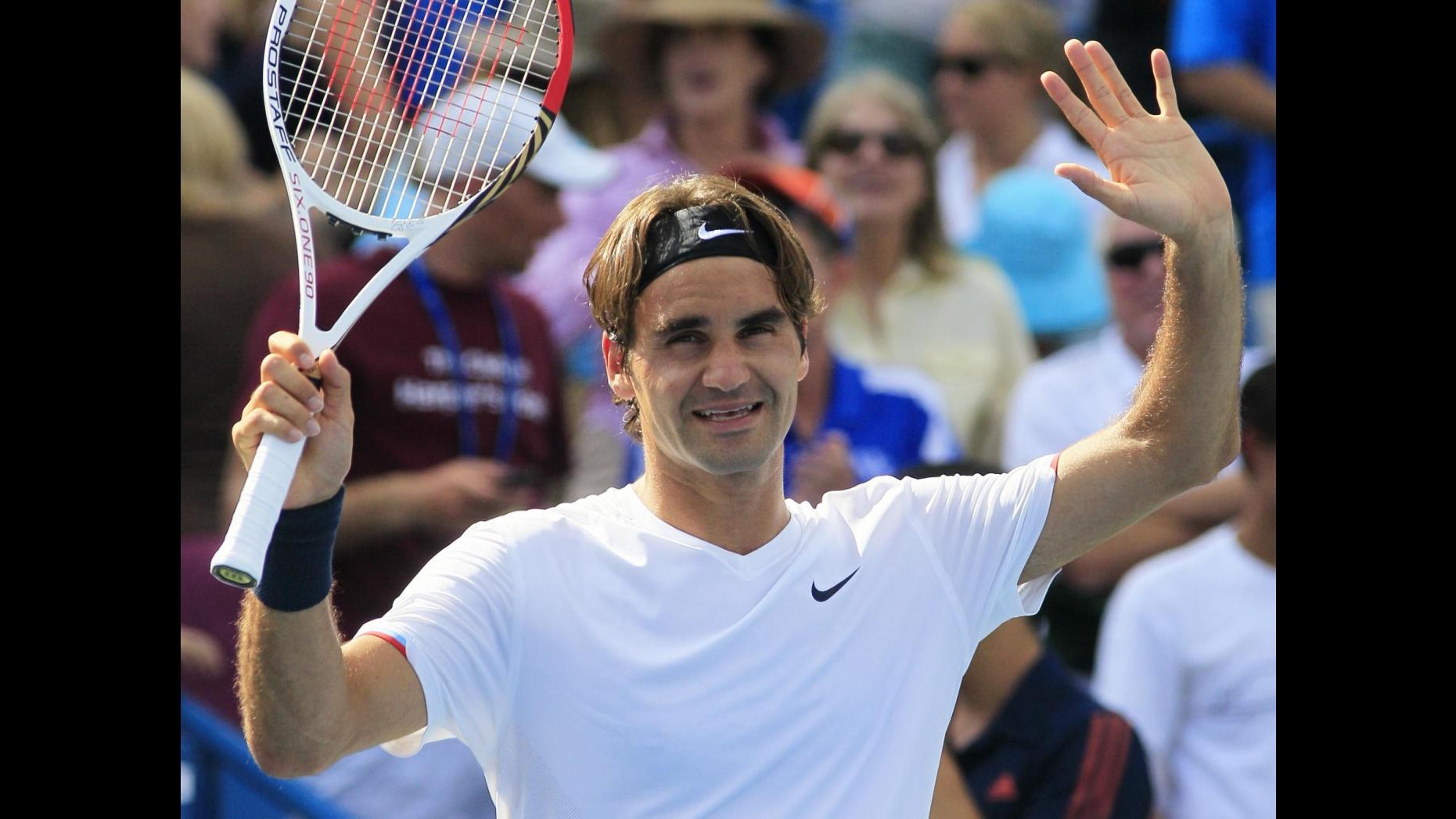 Tennis, Federer re di Cincinnati. Djokovic ko in due set